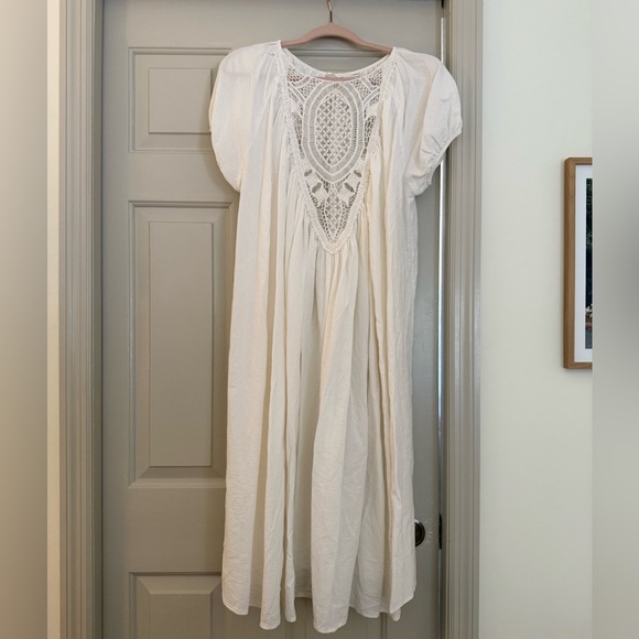 Meadows Dresses & Skirts - Meadows White Embroidered Puff Dress